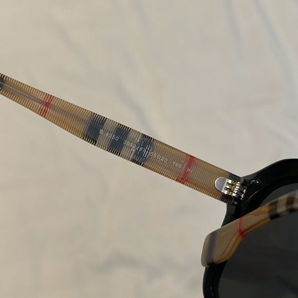 Burberry Elsa black round sunglasses signature print stems excellent condition - Picture 7 of 11